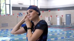 Как правильно и удобно надеть шапочку для плавания в бассейне девушкам?