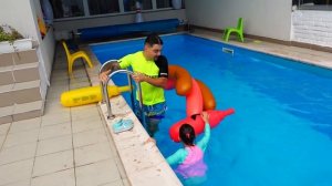 СПОРТИВНЫЕ СОРЕВНОВАНИЯ в Бассейне! Кому достанется Главный Приз: Амельке или Папе?