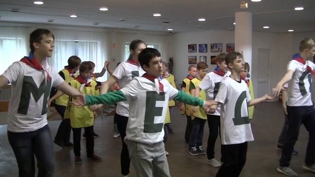 Танцевальный флешмоб, посвящённый Дню России, в летнем лагере "Огонёк" смотреть онлайн