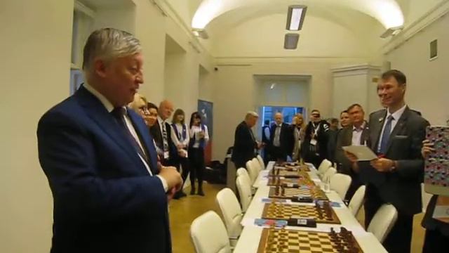 Двенадцатый чемпион мира Анатолий Карпов во время закрытия шахматного блицтурнира! смотреть онлайн