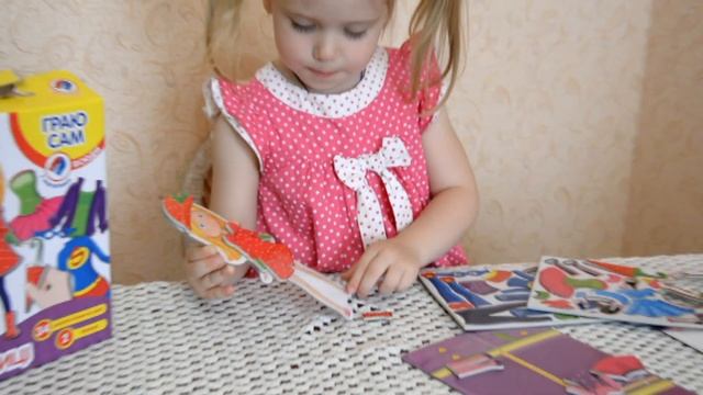 Распаковка игры для девочек " Модницы". Магнитная кукла с одежками. смотреть онлайн