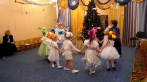 В гости к малышам ёлочка пришла