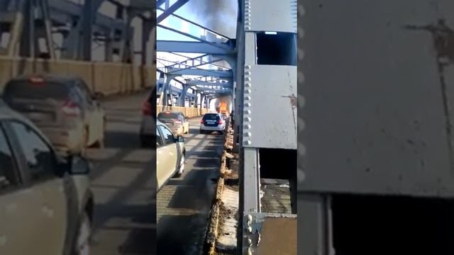 На старом мосту загорелась машина смотреть онлайн
