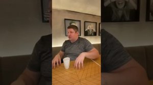 анекдот дня про жирафа, который играет на пианино