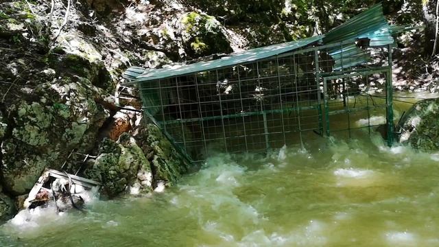 скельская пещера после тропических ливней в Севастополе, превратилась в мощный карстовый источник смотреть онлайн