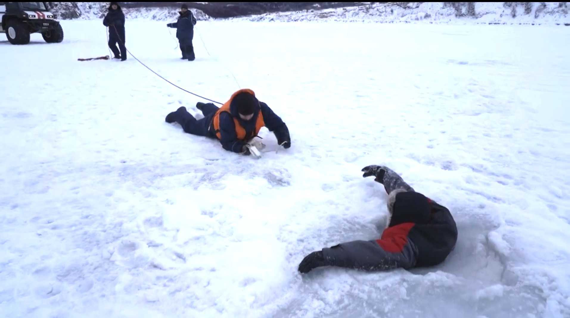 СПАСЕНИЕ ПОСТРАДАВШЕГО НА ЛЬДУ (работа спасателей) смотреть онлайн