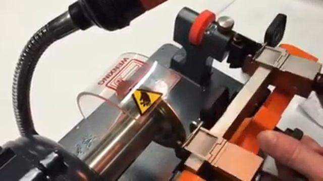 Wenxing W202A Cutting A Tibbe Key