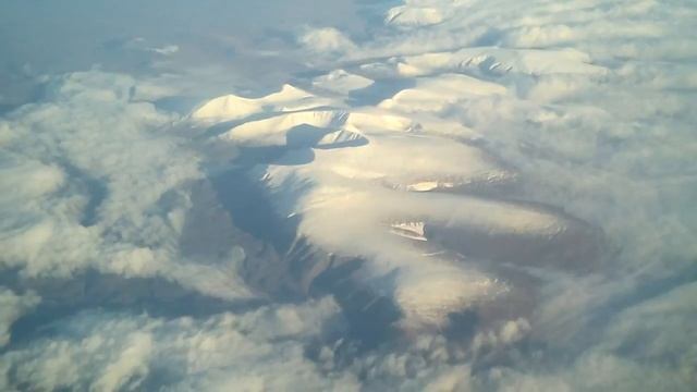 Красивые! Снежные! Вершины Уральских гор (вид с самолёта). смотреть онлайн