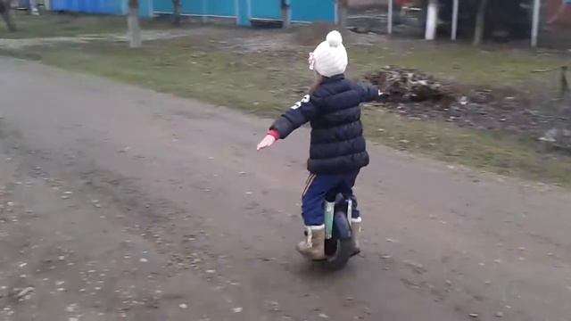 Ребенок нас моноколесе. 5 лет. смотреть онлайн