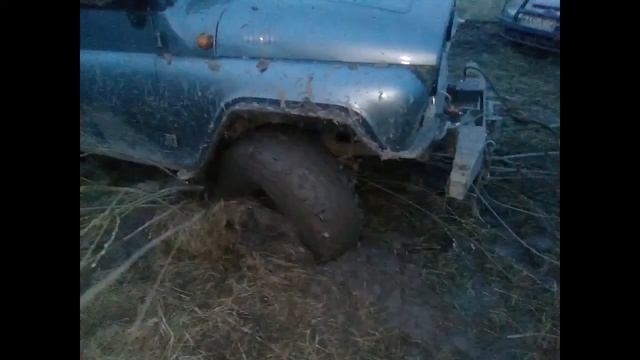 Пытаемся выбраться из болота ШНива и 3 уаза,Трактор нас Спас смотреть онлайн