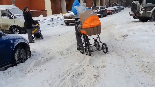 Мамы с колясками пытаются проехать. смотреть онлайн