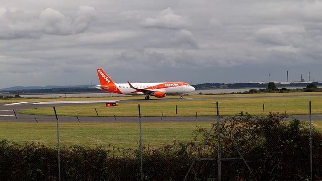 Close up departures + arrivals @ Liverpool Airport: 737, A320 + more смотреть онлайн