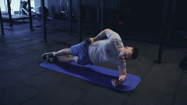Боковая планка с весом (гантелью)/ Weighted side plank смотреть онлайн
