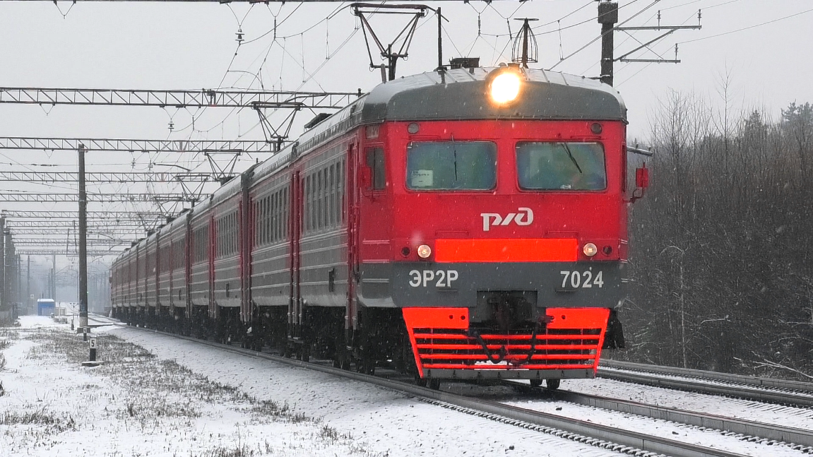ЭР2Р-7024 сообщением Москва - Шатура делает остановку на о.п. Вялки смотреть онлайн