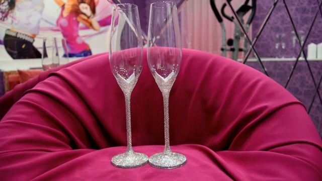 Свадебные бокалы со стразами https://vk.com/club53829666 смотреть онлайн