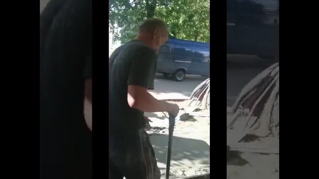 Горожан не предупредили о не застывшем бетоне на крыльце смотреть онлайн