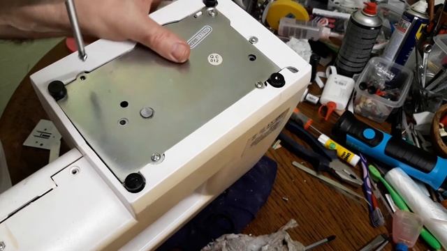 AEG Nähmaschine - Modell 791 - Maschine Einbauen - تركيب هيكل الماكينة