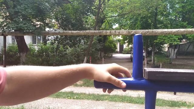 ТОП 3 САМЫХ НЕПОПУЛЯРНЫХ И ТРАВМООПАСНЫХ УПРАЖНЕНИЯ НА ПЛОЩАДКЕ отжимания на брусьях обратным хвато смотреть онлайн