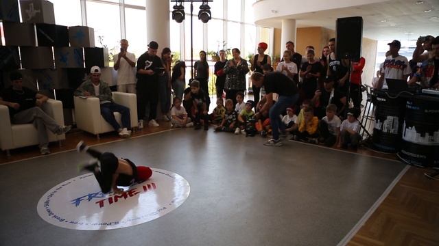 Более 250 участников показали свое мастерство в соревнованиях по брейк-дансу в Армавире смотреть онлайн