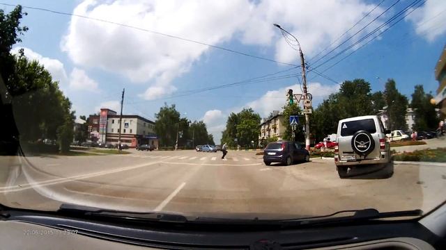 Пешеход идёт на красный, разговаривая по телефону смотреть онлайн