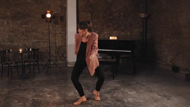 Vicci Moore in The Blues Room | Solo blues dance improvisation смотреть онлайн