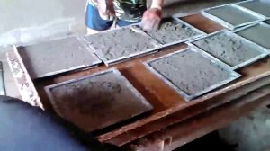 Неравномерная вибрация тротуарной плитки. Вибростол "машет крыльями"