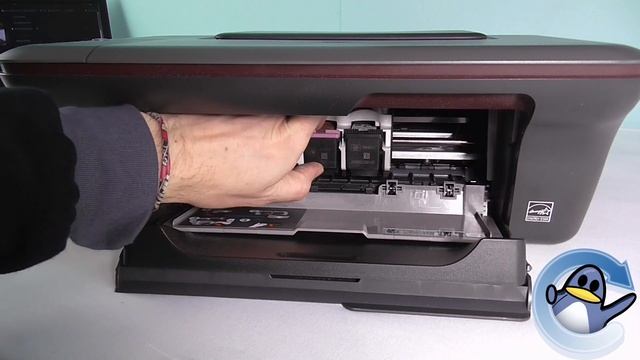 HP Deskjet 1050A - How to change the cartridges смотреть онлайн