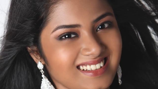 Tomar Aakash Duti Chokhe смотреть онлайн