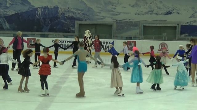 Дед мороз поет сам или это фонограмма? #Новый год на катке #Хрустальный конек #Дед мороз - фигурист смотреть онлайн