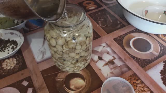 Как замариновать шампиньоны! Маринуем грибы. Рецепт маринада смотреть онлайн