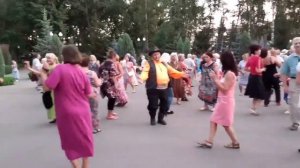 А НАСТОЯЩАЯ ПОДРУГА! ТАНЦЫ В ПАРКЕ ГОРЬКОГО ХАРЬКОВ.mp4