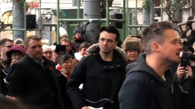 TOM CHAPLIN (KEANE) BUSKING ‘WALKING IN THE AIR’ @ BOROUGH MARKET, LDN 02.12.17 смотреть онлайн
