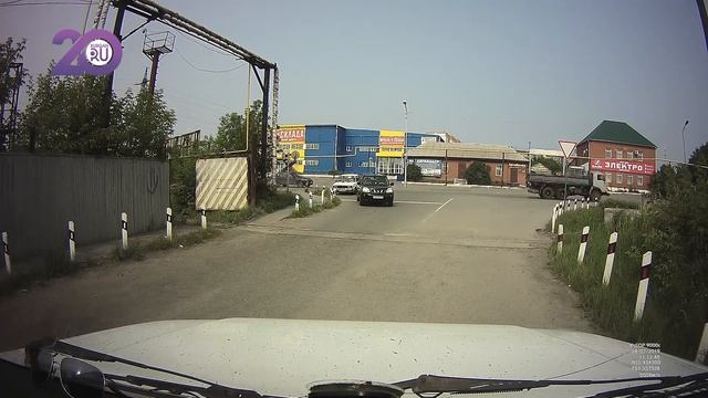 Курганцы не боятся встречи с поездом: десятки автомобилистов нарушили правила за считанные минуты смотреть онлайн