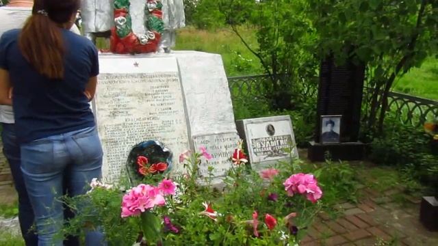 Братская могила в с. Воронеты близ г. Сухиничи Калужской области. смотреть онлайн