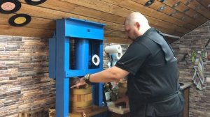 Отжим сыродавленного кокосового масла на дубовом прессе для супермаркета «Хал-Март».