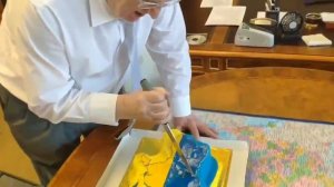 Апрель 2019 год. Жириновский режет торт, подаренный на день рождения от Скабеевой
