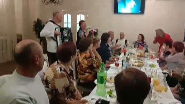 "С Днём рождения" или "Пусть бегут неуклюже". смотреть онлайн