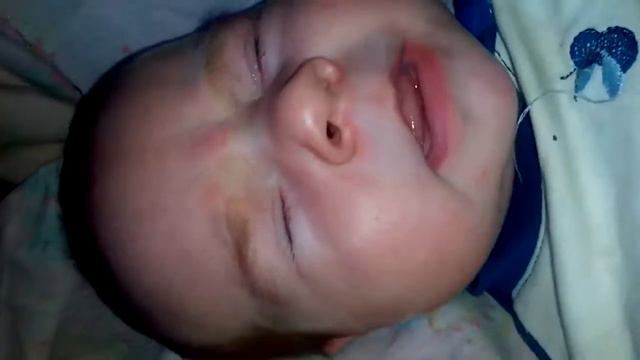 Младенец чихает смотреть онлайн