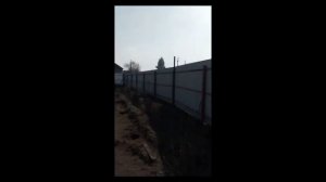 Как растянуть и установить колючую проволоку егозу на забор