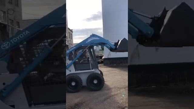 Видео мини-погрузчик BOBCAT TOYOTA JOBSUN 7 бобкэт тойота бобкат ковшовый, в России не работал смотреть онлайн