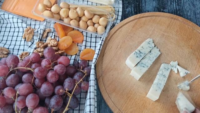 СЫРНАЯ НАРЕЗКА//КРАСИВАЯ СЫРНАЯ ТАРЕЛКА//ЗАКУСКА НА ПРАЗДНИЧНЫЙ СТОЛ//ОФОРМЛЕНИЕ СЫРНОЙ ДОСКИ// смотреть онлайн