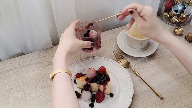 【VLOG】工作穿搭｜Nespresso咖啡機｜莓果起司蛋糕｜亞尼克草莓凍生乳捲+檸檬派｜一鍋到底電鍋蒸鱈魚｜Janat格雷伯爵茶｜瑞d VLOG 07 смотреть онлайн
