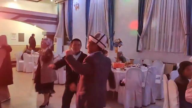 Жоомарт аканин балдарынын сүннөт тою. Улуу тоо кафеси, Кок жар смотреть онлайн