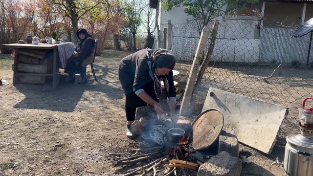 OLD CAUCASIAN GRANDMA COOKING 3 CHICKEN IN TANDOOR | RURAL VILLAGE LIFE | FRIED RICE RECIPE смотреть онлайн