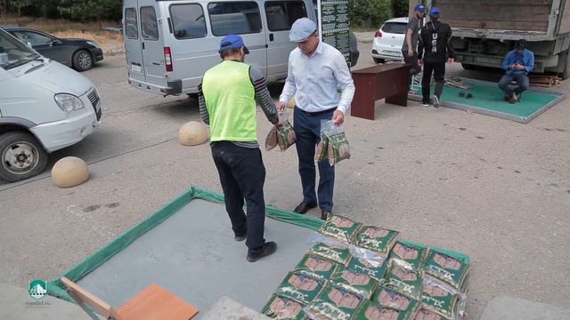 Выплата Закятуль-фитр на территории Центральной мечети г. Махачкалы смотреть онлайн