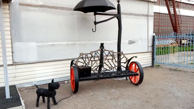 скамейка из гаечных ключей и фонарный столб с зонтом смотреть онлайн