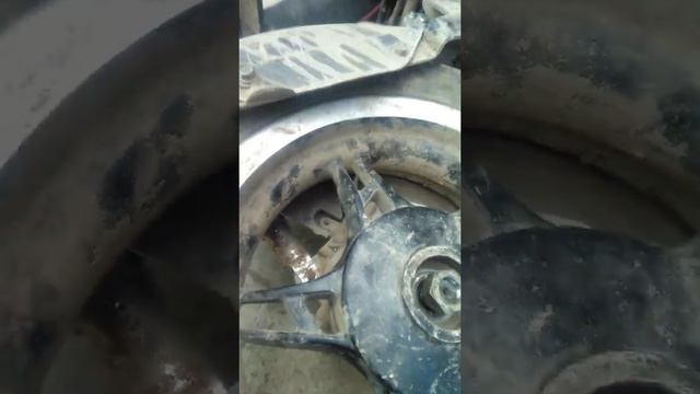 как избавиться от люфта заднего колеса скутера