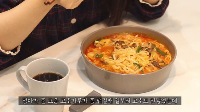 [sub] vlog * 집밥 브이로그 | 임산부 집순이 레벨업 feat.발렌타인데이 | 촉촉한 초코칩쿠키, 얼큰 짬뽕 칼국수, 참치 김치 볶음밥, 맘모스 크림치즈빵, 치즈 돈까스 смотреть онлайн