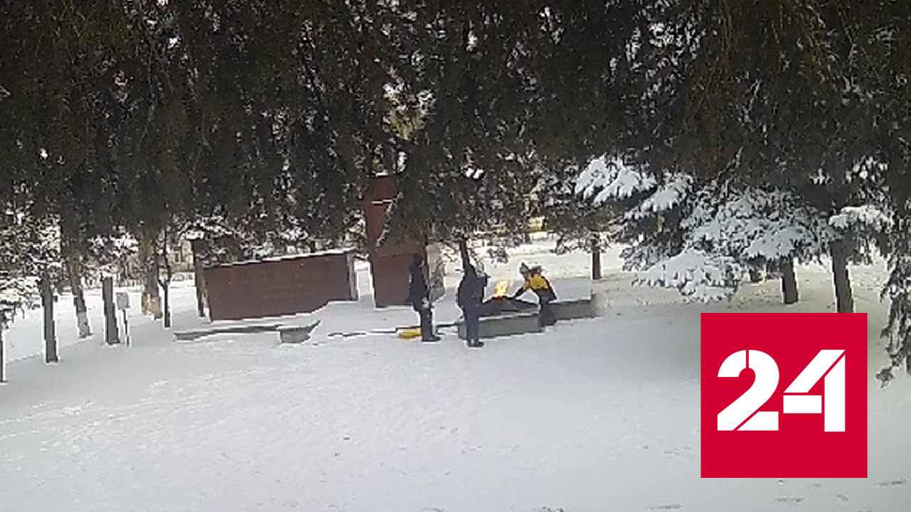 Школьники забросали снежками Вечный огонь на Ставрополье - Россия 24 смотреть онлайн