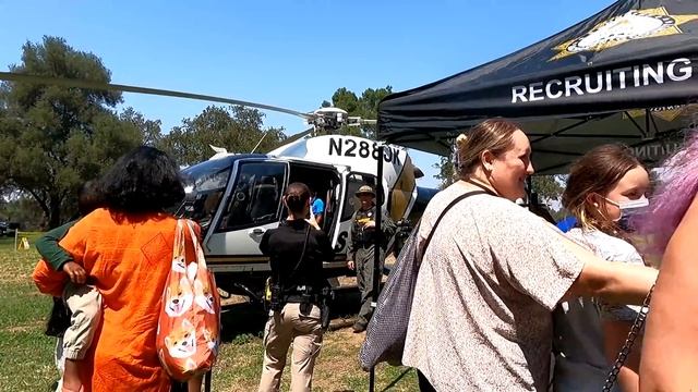 США День рождения Эстеры / Много полиции в парке / Почему так много полиции в одном месте смотреть онлайн